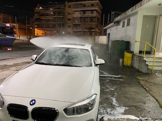 Πλύσιμο ενός λευκού αυτοκινήτου μάρκας BMW