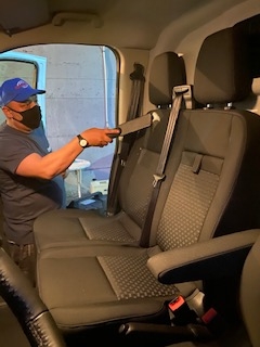 Εργάτης που καθαρίζει το εσωτερικό ενός αυτοκινήτου