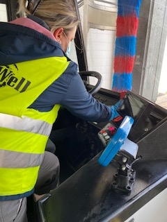 Εργάτης που καθαρίζει το ταμπλώ του οδηγού ενός τρόλλεϋ