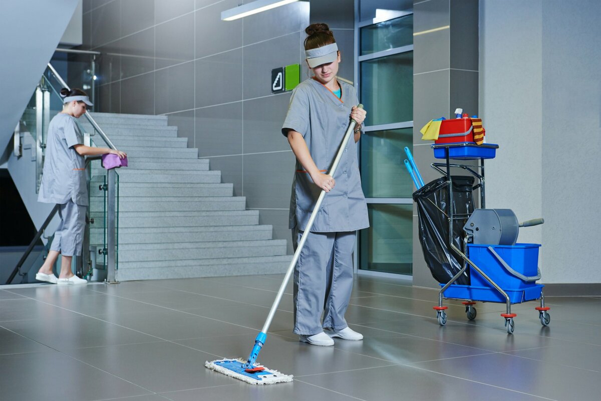 Εργάτης που καθαρίζει το πάτωμα
